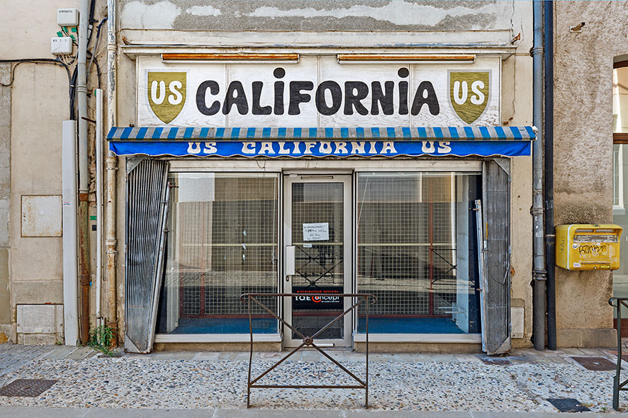 Série de photographies de Claude Lecante relevant de vieilles boutiques ou devantures de magasins encore ouverts ou fermés. Travail sur le changement de consommations dans les villes et villages et des commerces de proximité. Travail d'une photographie dite sociale de ce qui est amené à certainement disparaitre dans le futur. #depardon #doisneau #derien #claudelecante #clecantephotography #socialphotography #streetphotography #devanture