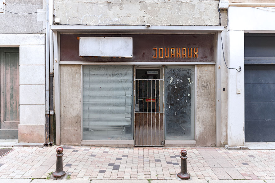 Série de photographies de Claude Lecante relevant de vieilles boutiques ou devantures de magasins encore ouverts ou fermés. Travail sur le changement de consommations dans les villes et villages et des commerces de proximité. Travail d'une photographie dite sociale de ce qui est amené à certainement disparaitre dans le futur. #depardon #doisneau #derien #claudelecante #clecantephotography #socialphotography #streetphotography #devanture