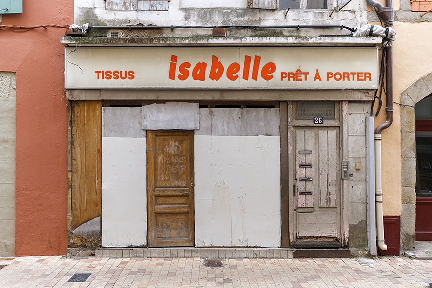 Série de photographies de Claude Lecante relevant de vieilles boutiques ou devantures de magasins encore ouverts ou fermés. Travail sur le changement de consommations dans les villes et villages et des commerces de proximité. Travail d'une photographie dite sociale de ce qui est amené à certainement disparaitre dans le futur. #depardon #doisneau #derien #claudelecante #clecantephotography #socialphotography #streetphotography #devanture