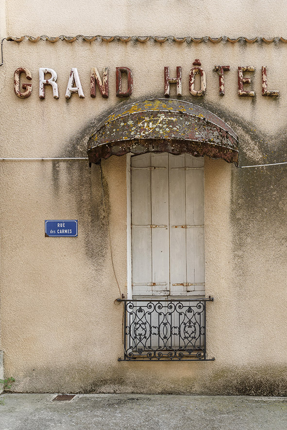 Série de photographies de Claude Lecante relevant de vieilles boutiques ou devantures de magasins encore ouverts ou fermés. Travail sur le changement de consommations dans les villes et villages et des commerces de proximité. Travail d'une photographie dite sociale de ce qui est amené à certainement disparaitre dans le futur. #depardon #doisneau #derien #claudelecante #clecantephotography #socialphotography #streetphotography #devanture