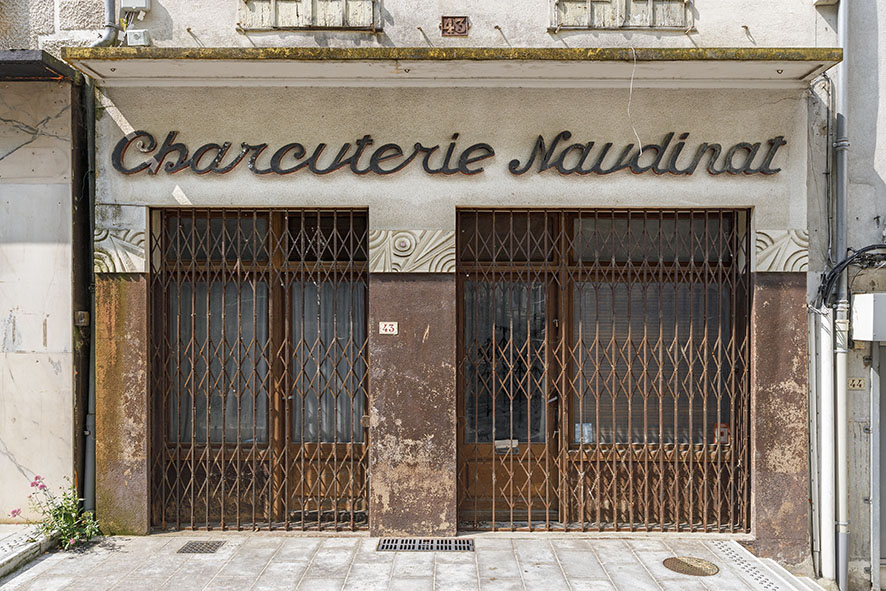 Série de photographies de Claude Lecante relevant de vieilles boutiques ou devantures de magasins encore ouverts ou fermés. Travail sur le changement de consommations dans les villes et villages et des commerces de proximité. Travail d'une photographie dite sociale de ce qui est amené à certainement disparaitre dans le futur. #depardon #doisneau #derien #claudelecante #clecantephotography #socialphotography #streetphotography #devanture 