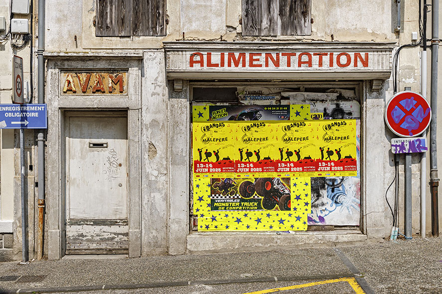 Série de photographies de Claude Lecante relevant de vieilles boutiques ou devantures de magasins encore ouverts ou fermés. Travail sur le changement de consommations dans les villes et villages et des commerces de proximité. Travail d'une photographie dite sociale de ce qui est amené à certainement disparaitre dans le futur. #depardon #doisneau #derien #claudelecante #clecantephotography #socialphotography #streetphotography #devanture