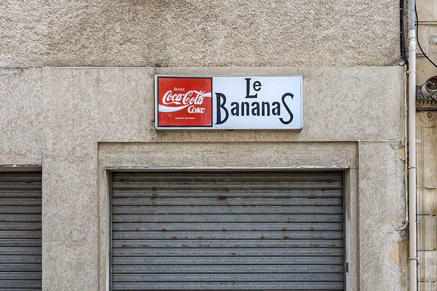 Série de photographies de Claude Lecante relevant de vieilles boutiques ou devantures de magasins encore ouverts ou fermés. Travail sur le changement de consommations dans les villes et villages et des commerces de proximité. Travail d'une photographie dite sociale de ce qui est amené à certainement disparaitre dans le futur. #depardon #doisneau #derien #claudelecante #clecantephotography #socialphotography #streetphotography #devanture