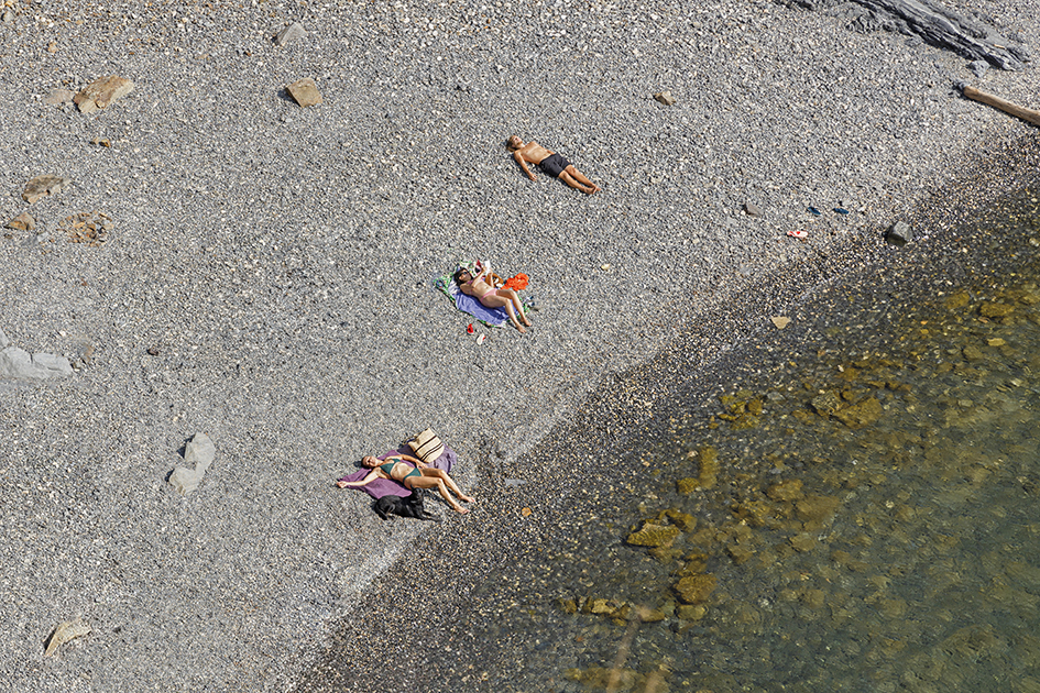 Photographies de Claude Lecante réalisées durant ses pérégrinations balnéaires en France, Italie, Espagne. La plage, un lieu sociétal vide l'hiver, remplie l'été. @streetphotography #streetphotography @martinparr #martinparr @massimovitali #massiovitali #clecantephotography #claudelecante @claudelecante #beach #playa
souvenirs de plages est une série de photographies de Claude Lecante