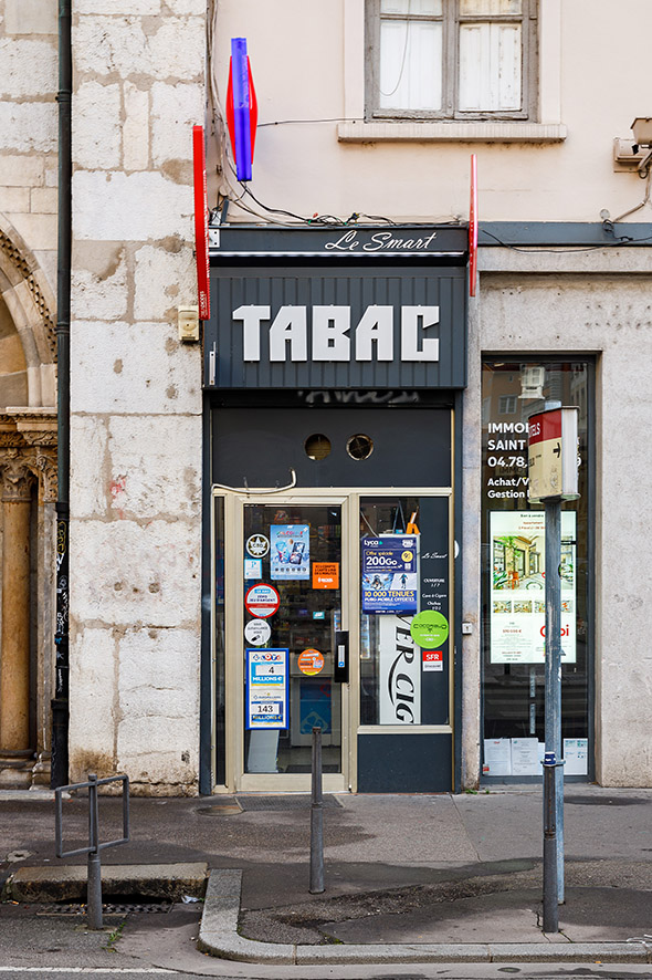 Série de photographies de Claude Lecante relevant de vieilles boutiques ou devantures de magasins encore ouverts ou fermés. Travail sur le changement de consommations dans les villes et villages et des commerces de proximité. Travail d'une photographie dite sociale de ce qui est amené à certainement disparaitre dans le futur. #depardon #doisneau #derien #claudelecante #clecantephotography #socialphotography #streetphotography #devanture