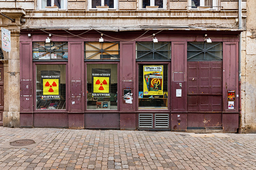 Série de photographies de Claude Lecante relevant de vieilles boutiques ou devantures de magasins encore ouverts ou fermés. Travail sur le changement de consommations dans les villes et villages et des commerces de proximité. Travail d'une photographie dite sociale de ce qui est amené à certainement disparaitre dans le futur. #depardon #doisneau #derien #claudelecante #clecantephotography #socialphotography #streetphotography #devanture