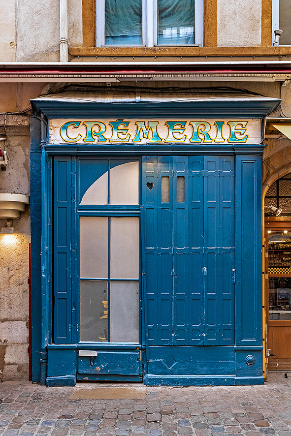 Série de photographies de Claude Lecante relevant de vieilles boutiques ou devantures de magasins encore ouverts ou fermés. Travail sur le changement de consommations dans les villes et villages et des commerces de proximité. Travail d'une photographie dite sociale de ce qui est amené à certainement disparaitre dans le futur. #depardon #doisneau #derien #claudelecante #clecantephotography #socialphotography #streetphotography #devanture