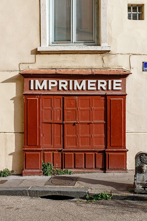 Série de photographies de Claude Lecante relevant de vieilles boutiques ou devantures de magasins encore ouverts ou fermés. Travail sur le changement de consommations dans les villes et villages et des commerces de proximité. Travail d'une photographie dite sociale de ce qui est amené à certainement disparaitre dans le futur. #depardon #doisneau #derien #claudelecante #clecantephotography #socialphotography #streetphotography #devanture