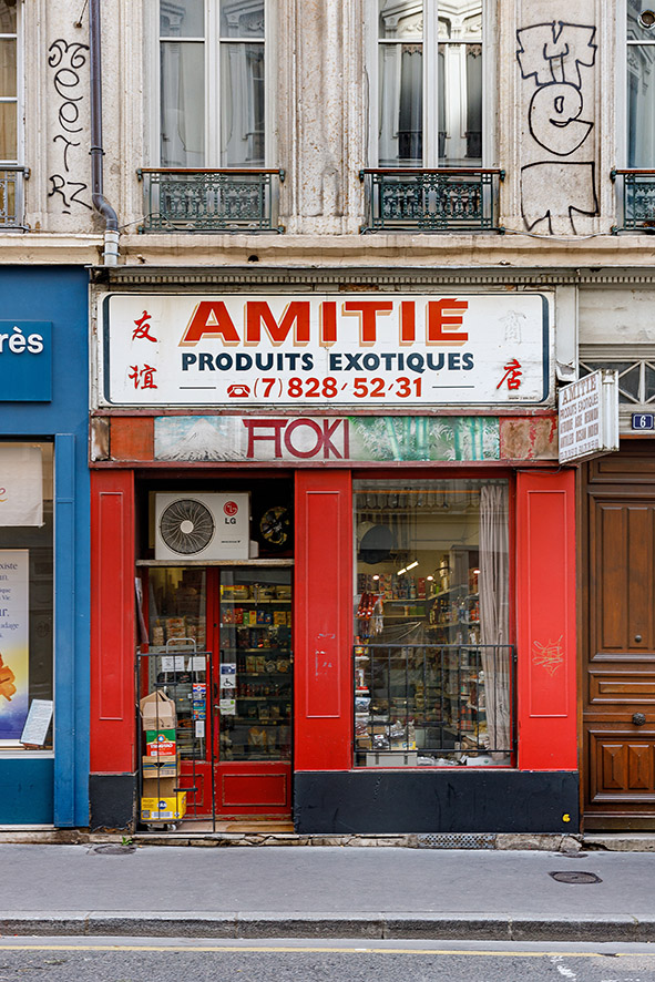 Série de photographies de Claude Lecante relevant de vieilles boutiques ou devantures de magasins encore ouverts ou fermés. Travail sur le changement de consommations dans les villes et villages et des commerces de proximité. Travail d'une photographie dite sociale de ce qui est amené à certainement disparaitre dans le futur. #depardon #doisneau #derien #claudelecante #clecantephotography #socialphotography #streetphotography #devanture