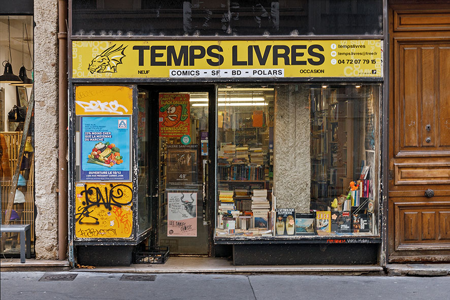 Série de photographies de Claude Lecante relevant de vieilles boutiques ou devantures de magasins encore ouverts ou fermés. Travail sur le changement de consommations dans les villes et villages et des commerces de proximité. Travail d'une photographie dite sociale de ce qui est amené à certainement disparaitre dans le futur. #depardon #doisneau #derien #claudelecante #clecantephotography #socialphotography #streetphotography #devanture