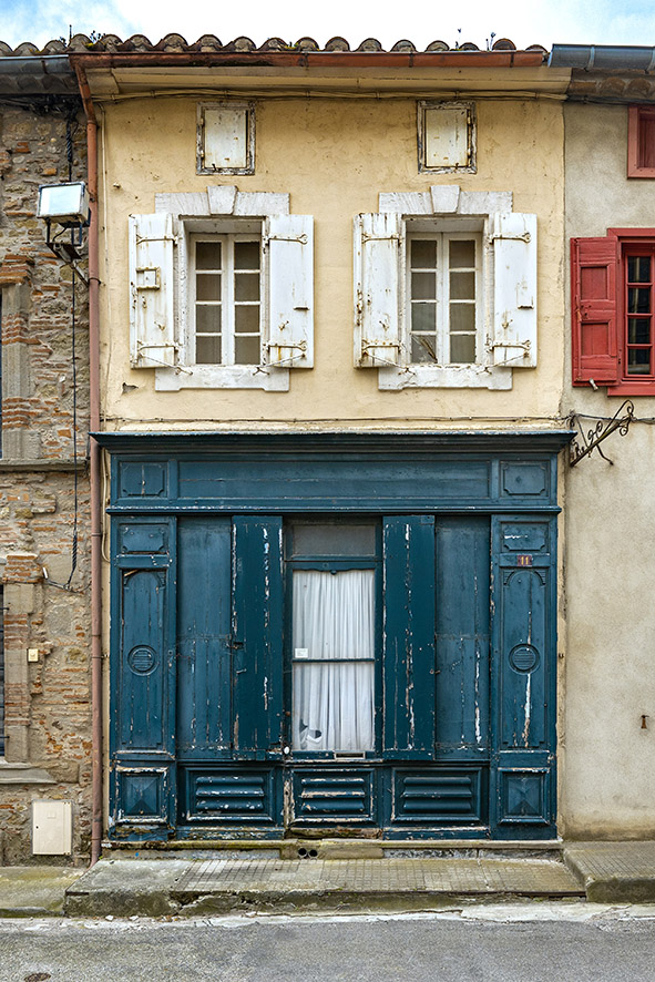 Série de photographies de Claude Lecante relevant de vieilles boutiques ou devantures de magasins encore ouverts ou fermés. Travail sur le changement de consommations dans les villes et villages et des commerces de proximité. Travail d'une photographie dite sociale de ce qui est amené à certainement disparaitre dans le futur. #depardon #doisneau #derien #claudelecante #clecantephotography #socialphotography #streetphotography #devanture