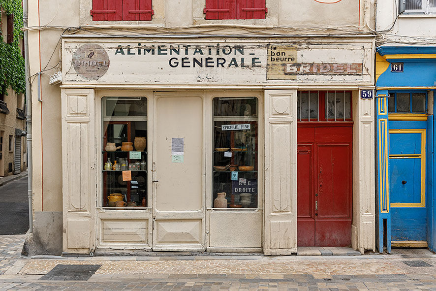 Série de photographies de Claude Lecante relevant de vieilles boutiques ou devantures de magasins encore ouverts ou fermés. Travail sur le changement de consommations dans les villes et villages et des commerces de proximité. Travail d'une photographie dite sociale de ce qui est amené à certainement disparaitre dans le futur. #depardon #doisneau #derien #claudelecante #clecantephotography #socialphotography #streetphotography #devanture
