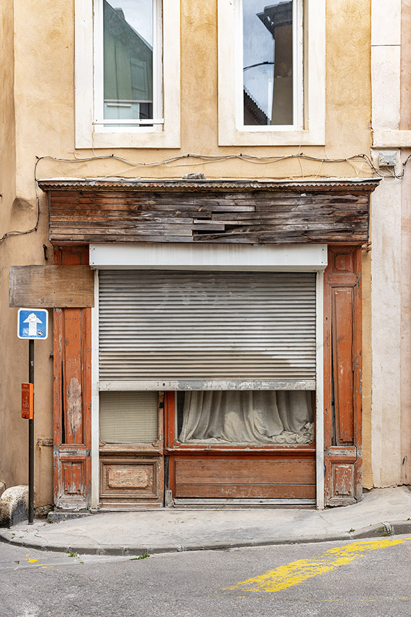 Série de photographies de Claude Lecante relevant de vieilles boutiques ou devantures de magasins encore ouverts ou fermés. Travail sur le changement de consommations dans les villes et villages et des commerces de proximité. Travail d'une photographie dite sociale de ce qui est amené à certainement disparaitre dans le futur. #depardon #doisneau #derien #claudelecante #clecantephotography #socialphotography #streetphotography #devanture