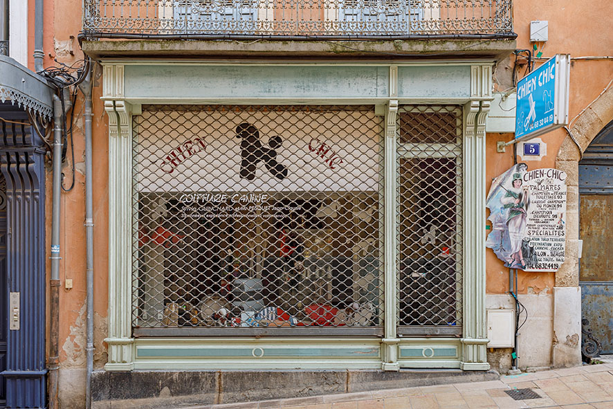 Série de photographies de Claude Lecante relevant de vieilles boutiques ou devantures de magasins encore ouverts ou fermés. Travail sur le changement de consommations dans les villes et villages et des commerces de proximité. Travail d'une photographie dite sociale de ce qui est amené à certainement disparaitre dans le futur. #depardon #doisneau #derien #claudelecante #clecantephotography #socialphotography #streetphotography #devanture