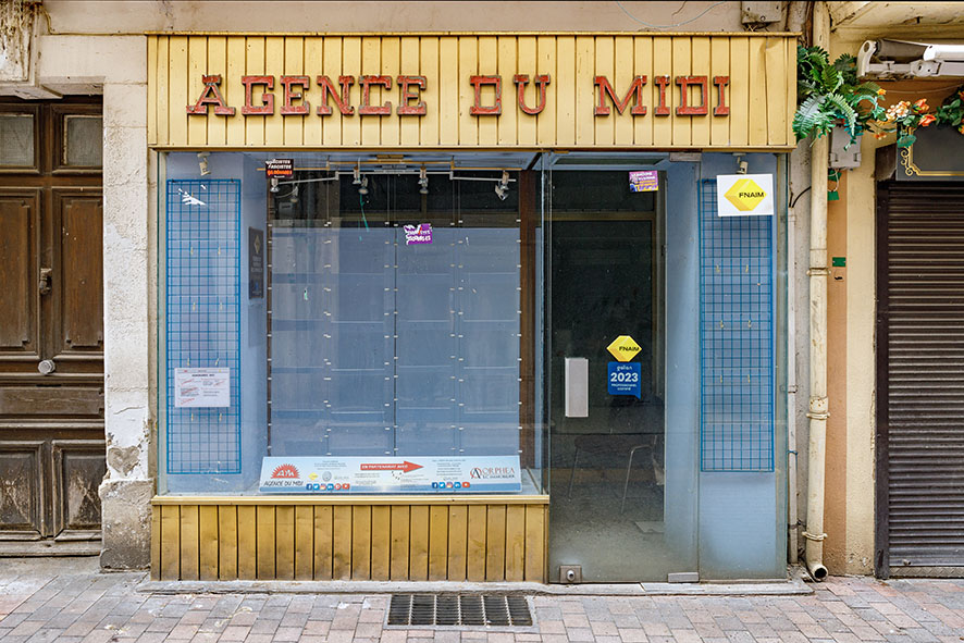 Série de photographies de Claude Lecante relevant de vieilles boutiques ou devantures de magasins encore ouverts ou fermés. Travail sur le changement de consommations dans les villes et villages et des commerces de proximité. Travail d'une photographie dite sociale de ce qui est amené à certainement disparaitre dans le futur. #depardon #doisneau #derien #claudelecante #clecantephotography #socialphotography #streetphotography #devanture