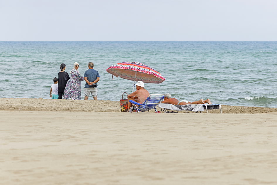 Photographies de Claude Lecante réalisées durant ses pérégrinations balnéaires en France, Italie, Espagne. La plage, un lieu sociétal vide l'hiver, remplie l'été. @streetphotography #streetphotography @martinparr #martinparr @massimovitali #massiovitali #clecantephotography #claudelecante @claudelecante #beach #playa
souvenirs de plages est une série de photographies de Claude Lecante