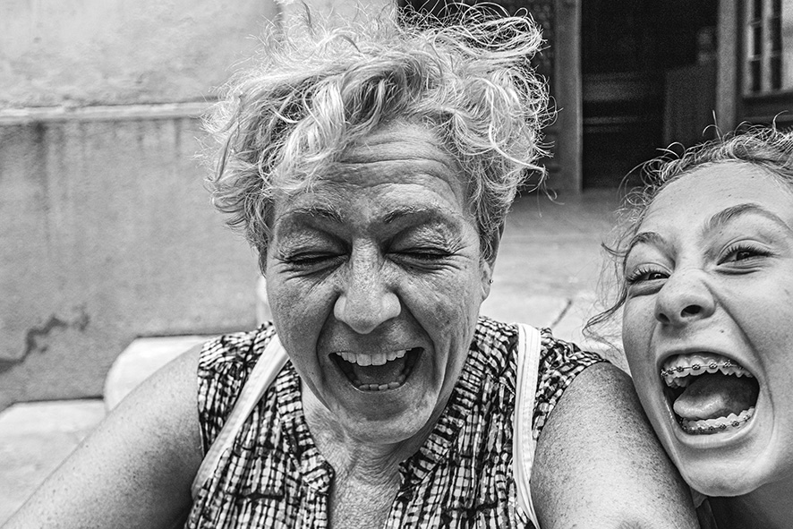 Le noir et blanc dans cette série créée une forme de neutralité entre les différentes personnes. Arriver à restituer par l’expression corporelle, la posture, les rides et le regard la présence et le caractère ressentis lors de la réalisation de la photographie. Pourtant au-delà de l’esthétisme qui pourrait se dégager d’un portrait à l’autre, on peut percevoir la condition sociale à travers les vêtements, les objets ou l’environnement qui viennent subtilement constituer une histoire derrière l’image. C’est une volonté inscrite dans l’ensemble du travail de recherches qui est mené par Claude Lecante. Ces portraits font ressortir de la singularité plutôt que la beauté."La singularité plutôt que la beauté"
