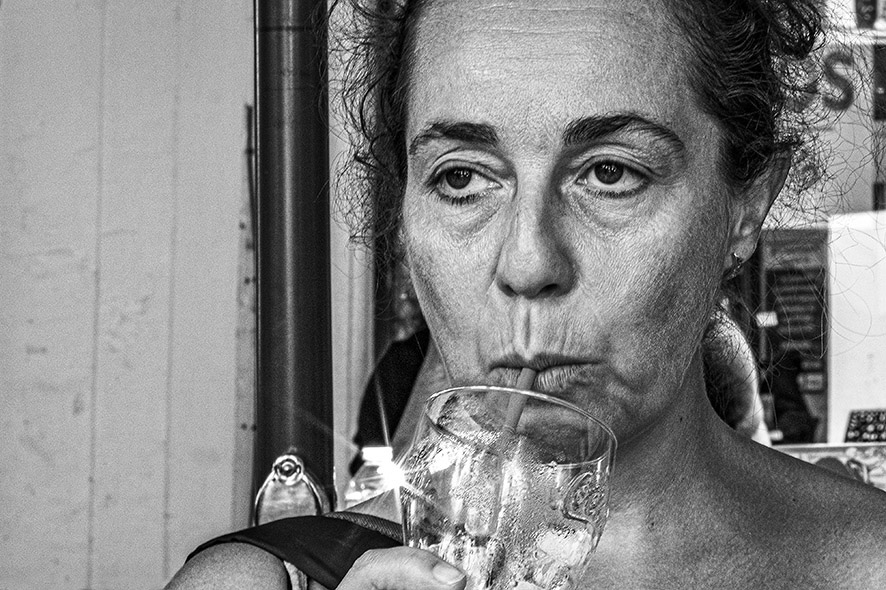 Le noir et blanc dans cette série créée 
une forme de neutralité entre les différentes 
personnes.
Arriver à restituer par l’expression corporelle, 
la posture, les rides et le regard la présence 
et le caractère ressentis lors de la réalisation 
de la photographie.

Pourtant au-delà de l’esthétisme qui pourrait 
se dégager d’un portrait à l’autre, on peut 
percevoir la condition sociale à travers 
les vêtements, les objets ou l’environnement 
qui viennent subtilement constituer 
une histoire derrière l’image.
C’est une volonté inscrite dans l’ensemble
du travail de recherches qui est mené
par Claude Lecante.

Ces portraits font ressortir de la singularité 
plutôt que la beauté."La singularité 
 plutôt 
 que la beauté"