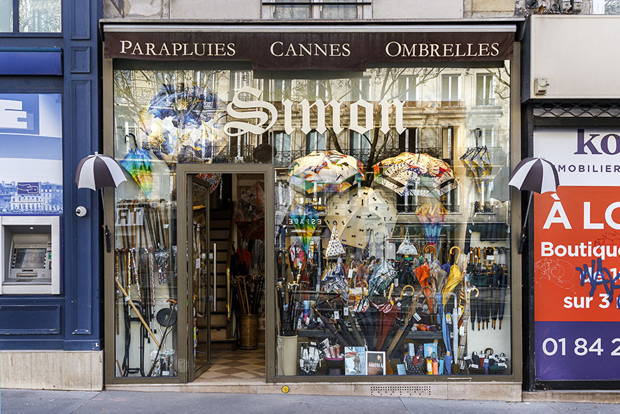 Série de photographies de Claude Lecante relevant de vieilles boutiques ou devantures de magasins encore ouverts ou fermés. Travail sur le changement de consommations dans les villes et villages et des commerces de proximité. Travail d'une photographie dite sociale de ce qui est amené à certainement disparaitre dans le futur. #depardon #doisneau #derien #claudelecante #clecantephotography #socialphotography #streetphotography #devanture